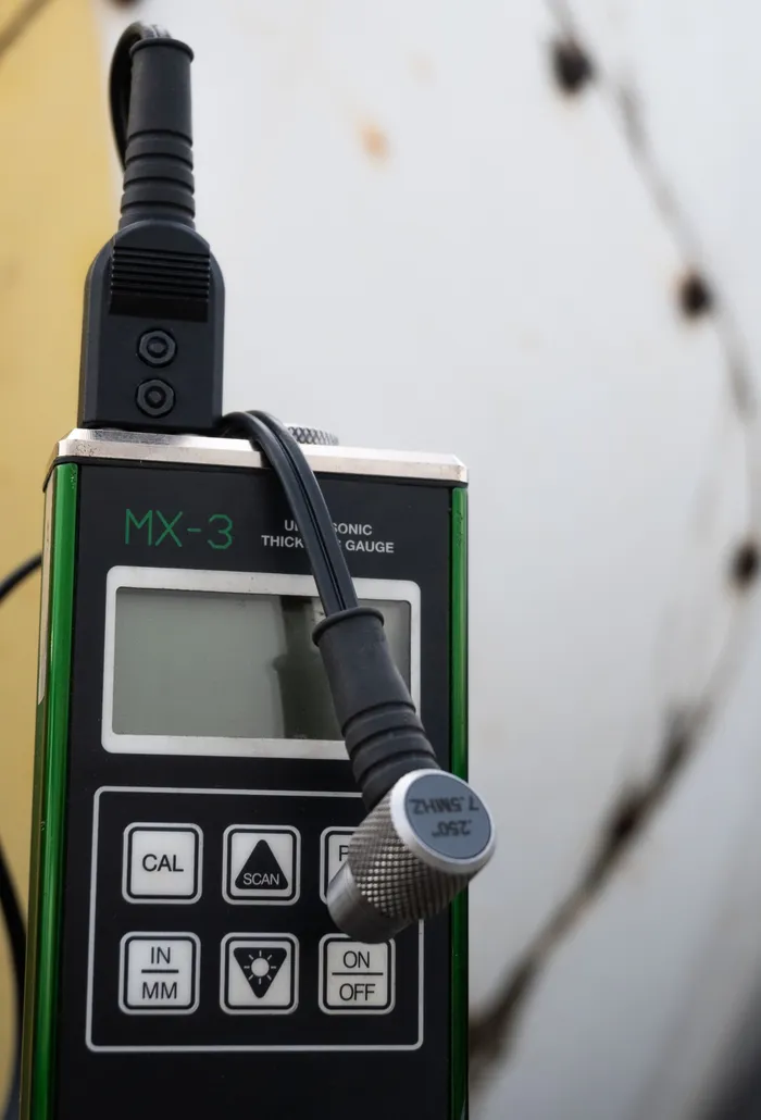 Ultrasonic thickness gauge used to measure the steel thickness of a concrete mixer barrel shell